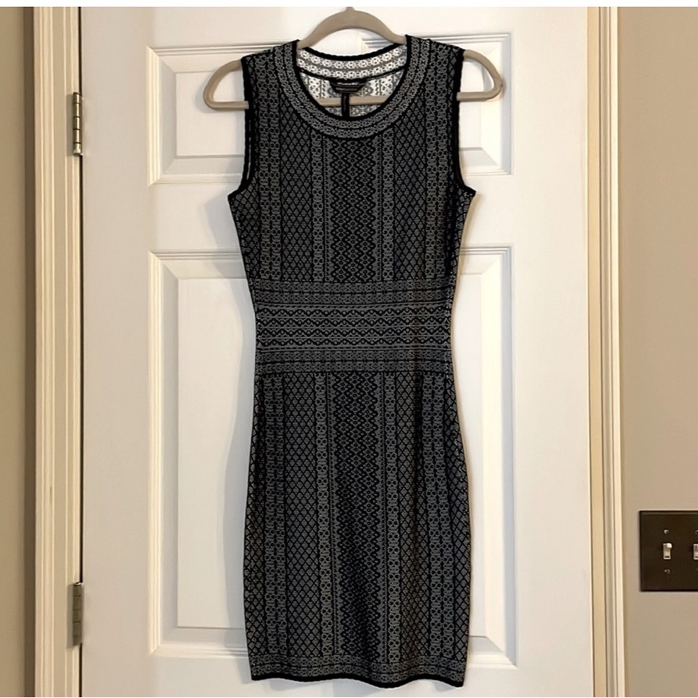BCBG MAXAZRIA size small fitted beautiful woven pattern dress